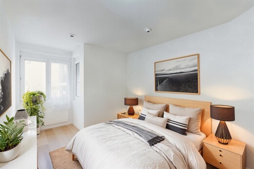 zimmer / schlafzimmer mit holzfußboden, wood finish floor, inside property, gipskartonwand, und drywall