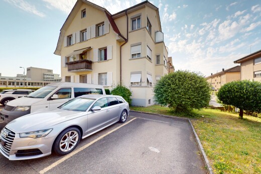 außenansicht mit parkplatz, day time, und property visible