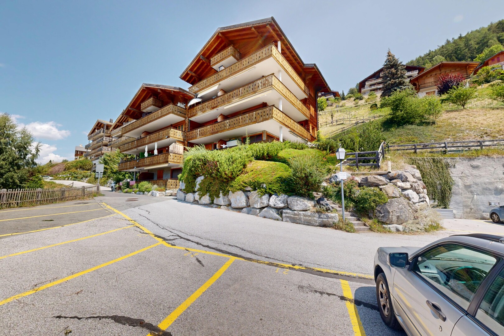 extérieur du bâtiment avec clôture, parking, et day time