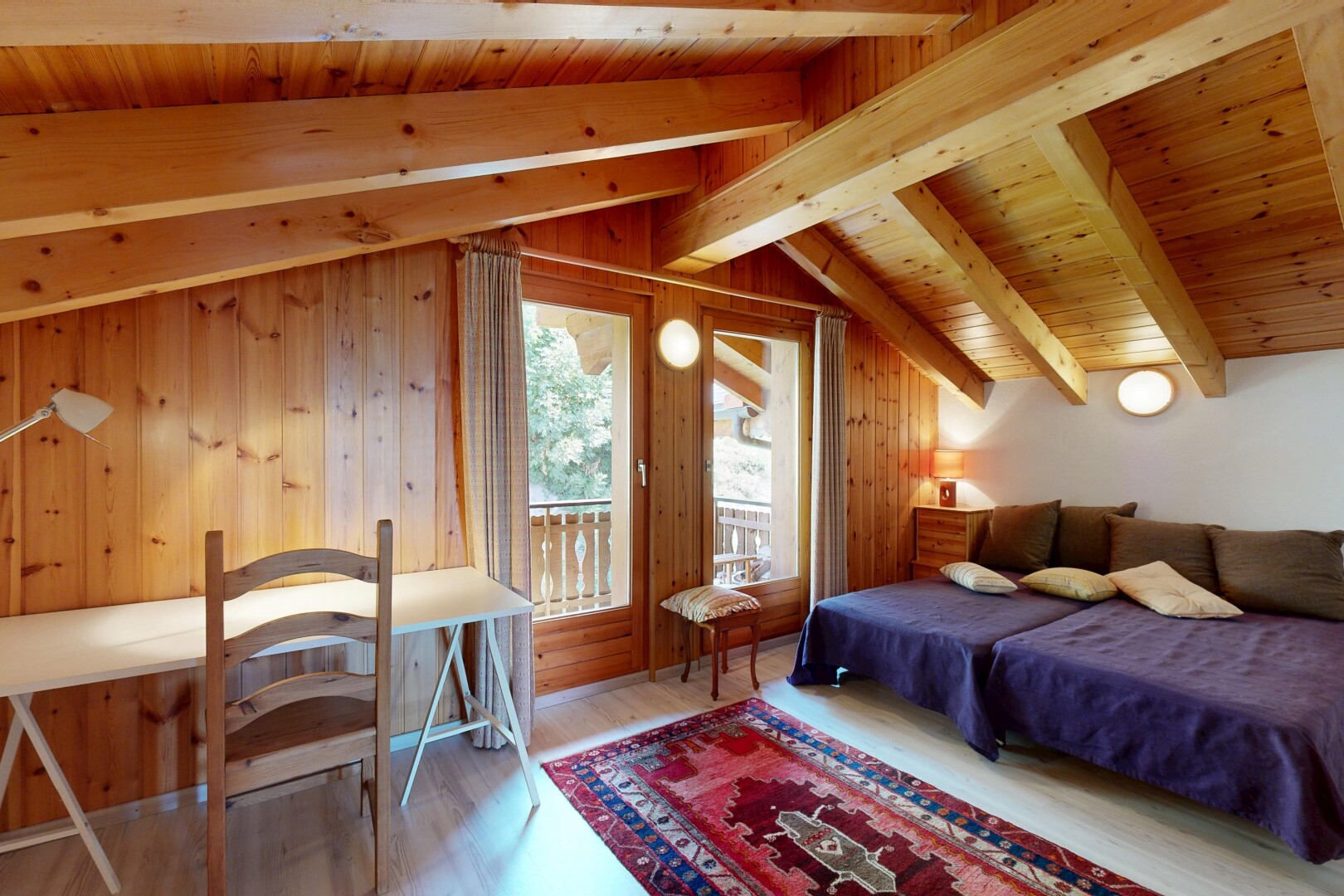 chambre avec vaulted ceiling, plafond voûté, beamed ceiling, plafond à poutres, et cathedral ceiling
