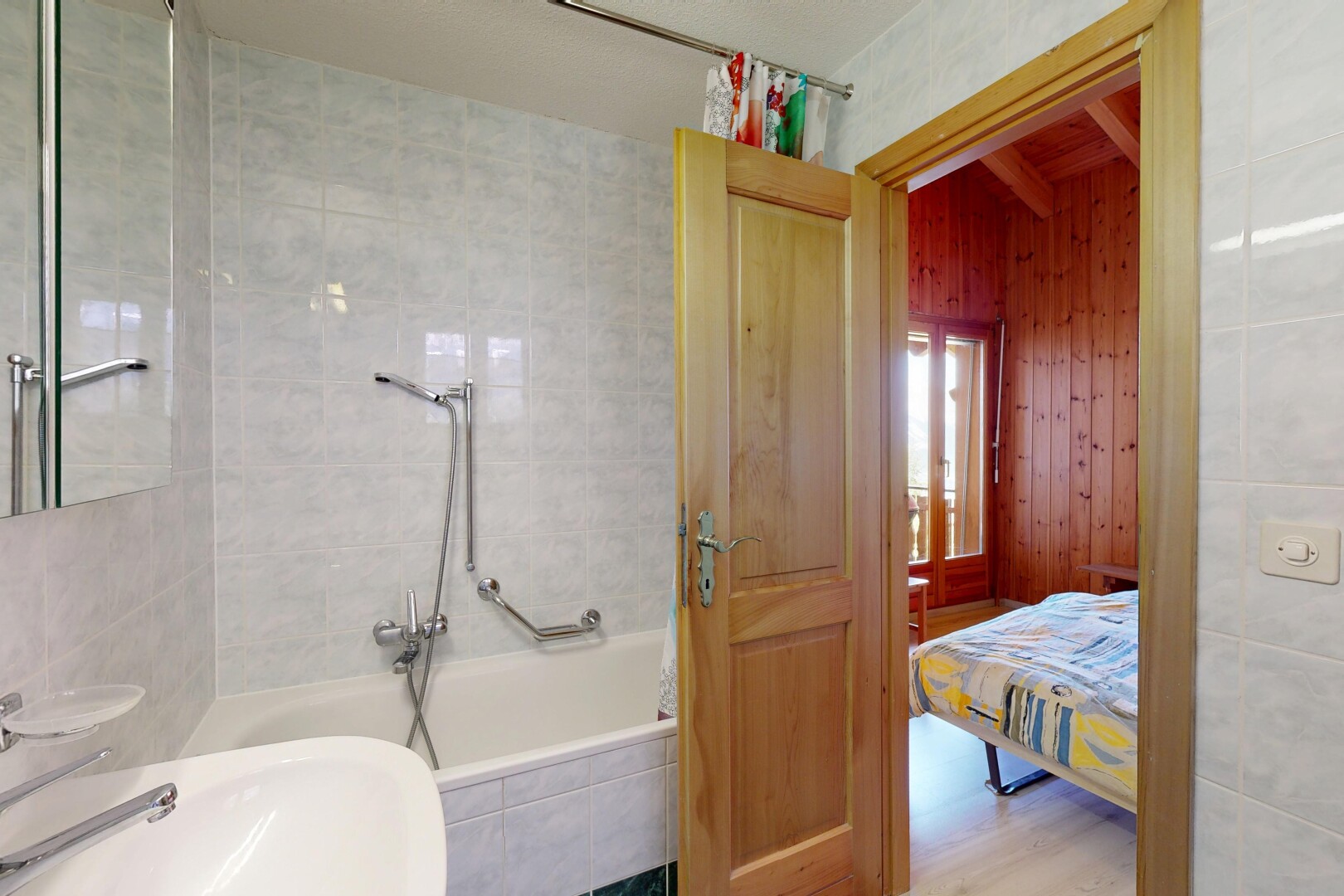 salle de bains avec salle de bain complète, salle de bain attenante, évier, inside property, et tile wall