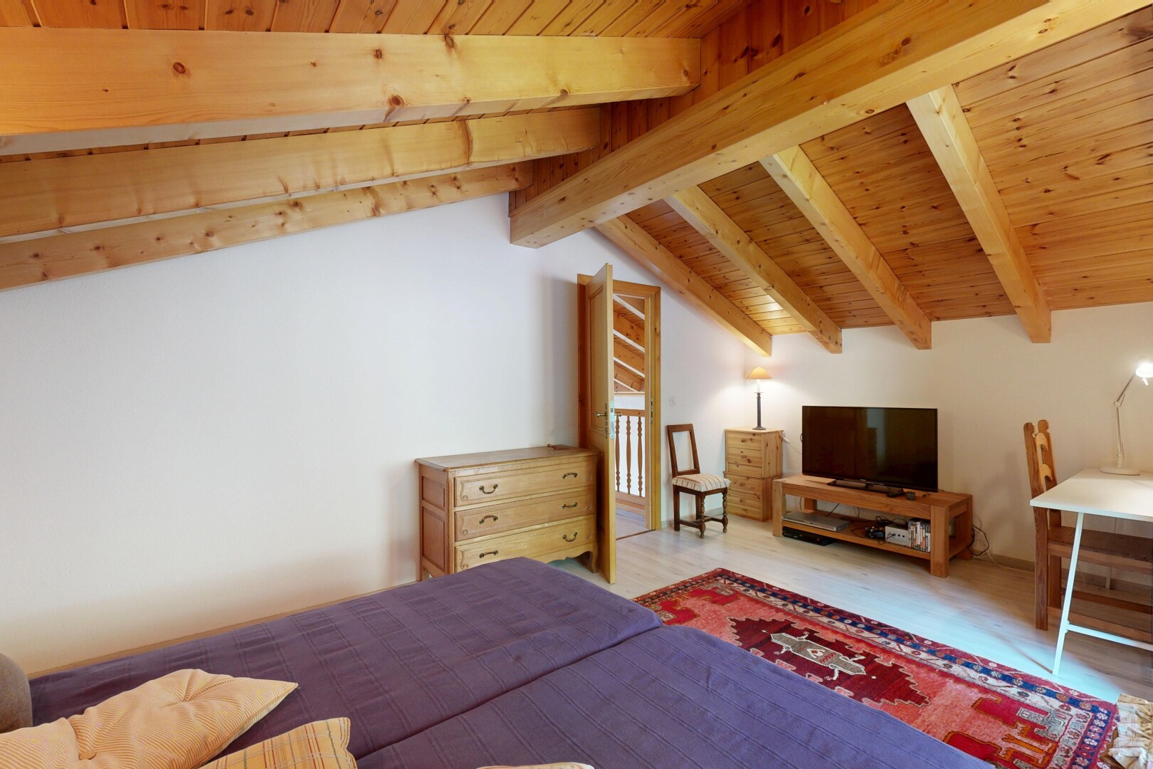 chambre avec vaulted ceiling, plafond voûté, drywall, cloison sèche, et beamed ceiling