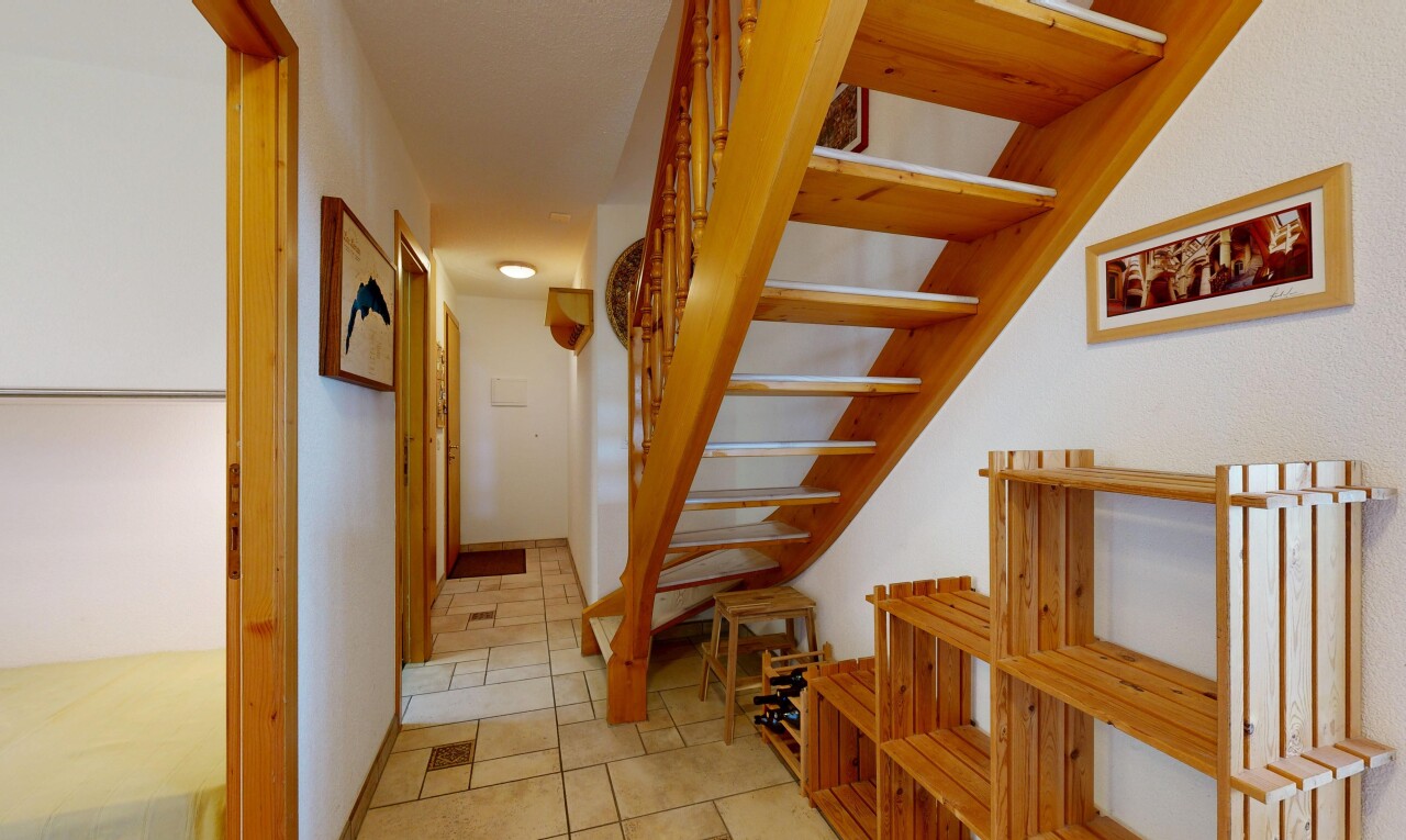 escaliers avec drywall, cloison sèche, inside property, escaliers, et baseboards wall