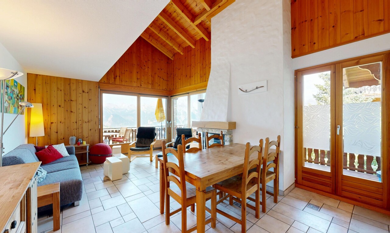 salon / salle à manger avec wood wall, mur en bois, high ceiling, plafond haut, et dated wood wall