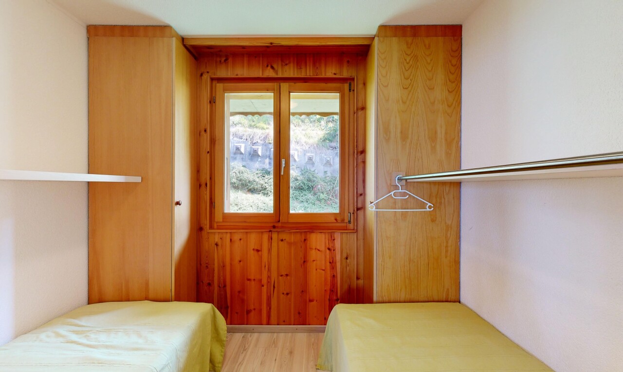 chambre avec inside property, drywall, cloison sèche, wood finish floor, et sol en finition bois