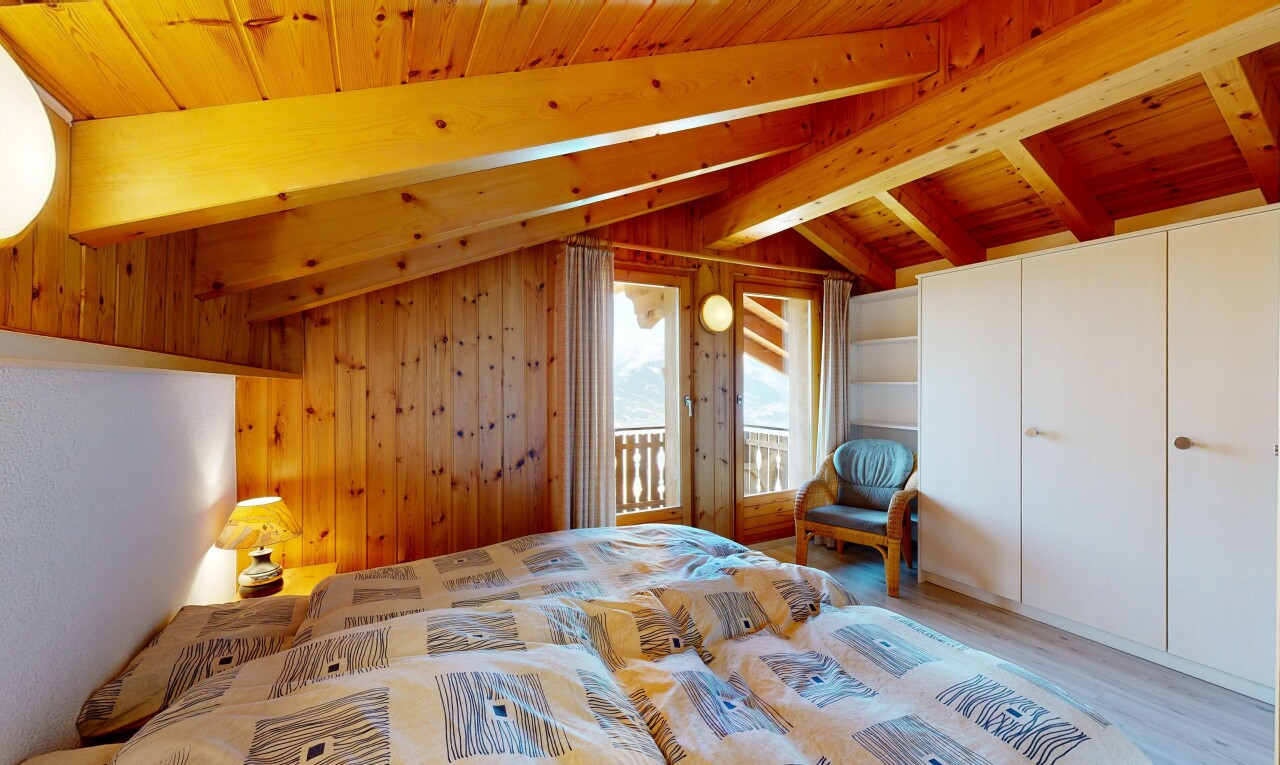 chambre avec vaulted ceiling, plafond voûté, accès à l'extérieur, high end ceiling, et beamed ceiling