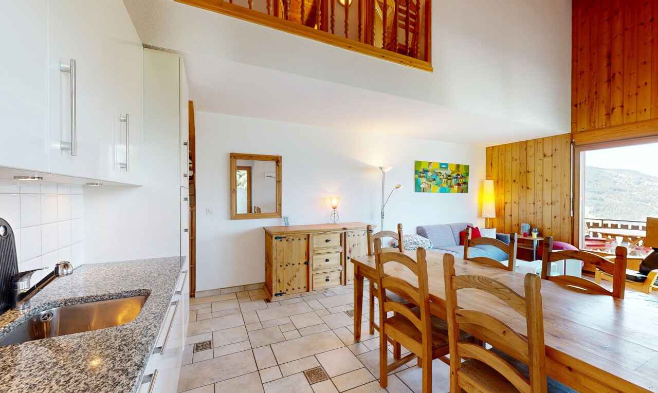 salle à manger avec drywall, cloison sèche, évier, wood wall, et mur en bois
