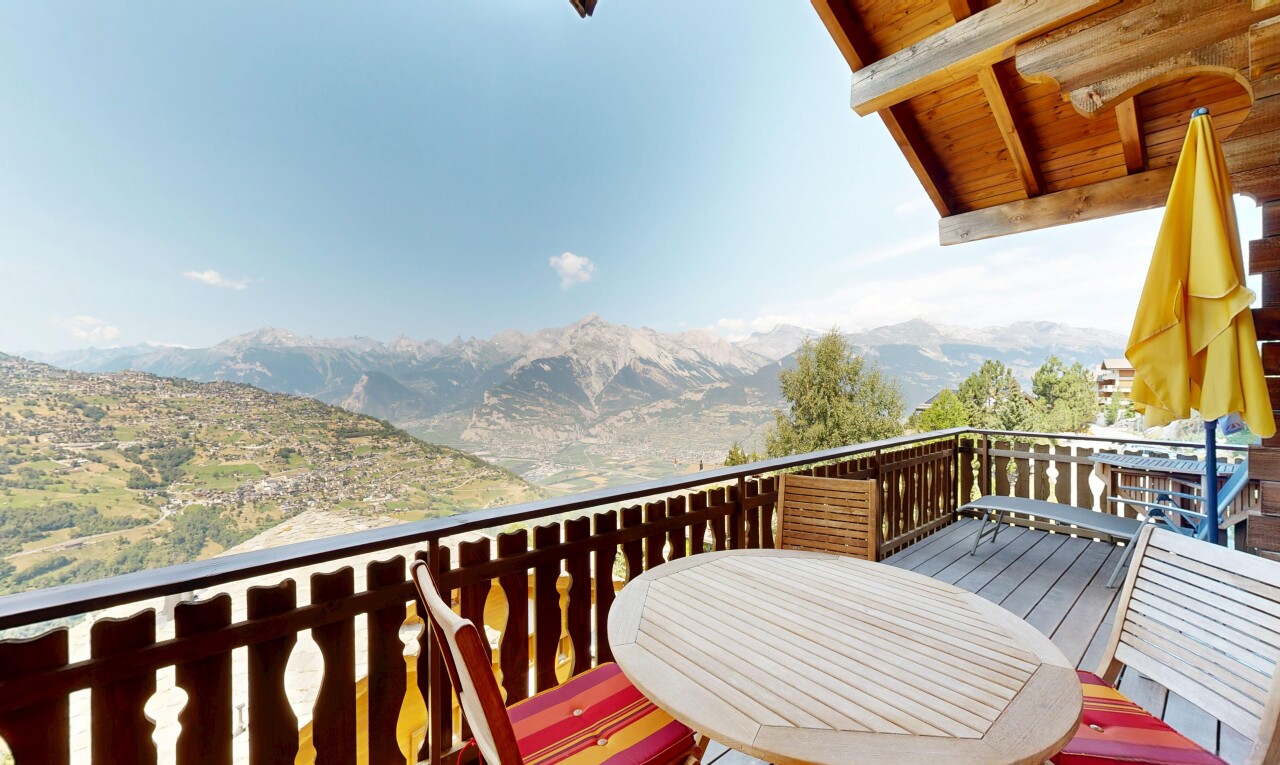 balcon avec mountain view, vue sur la montagne, view focus, day time, et from property