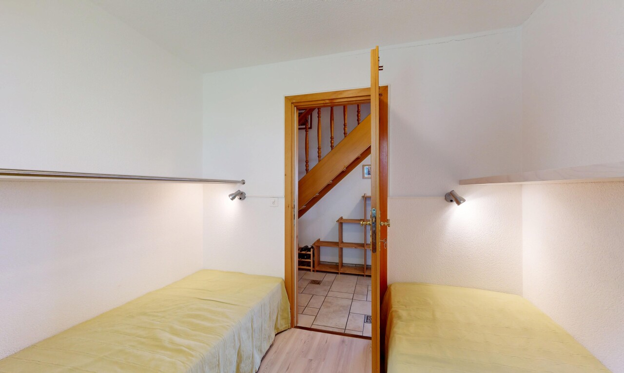 chambre avec drywall, cloison sèche, inside property, et light floor