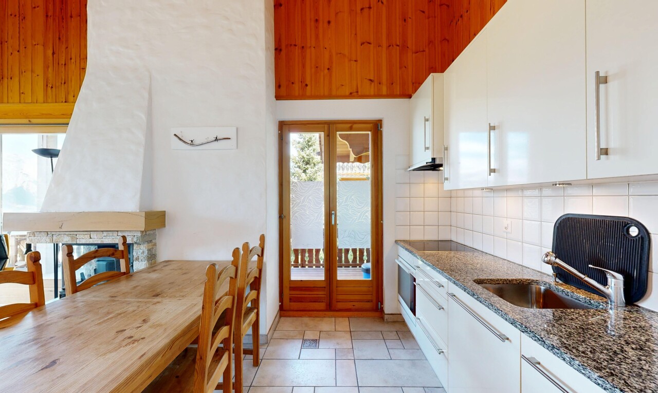 cuisine avec stone countertops, plans de travail en pierre, backsplash, dosseret, et évier