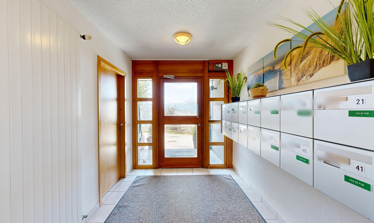 réception / lobby avec textured ceiling, tile floor, zone de boîtes aux lettres, et inside community