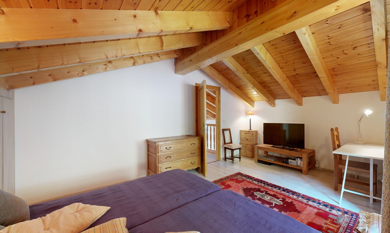 chambre avec vaulted ceiling, plafond voûté, drywall, cloison sèche, et beamed ceiling