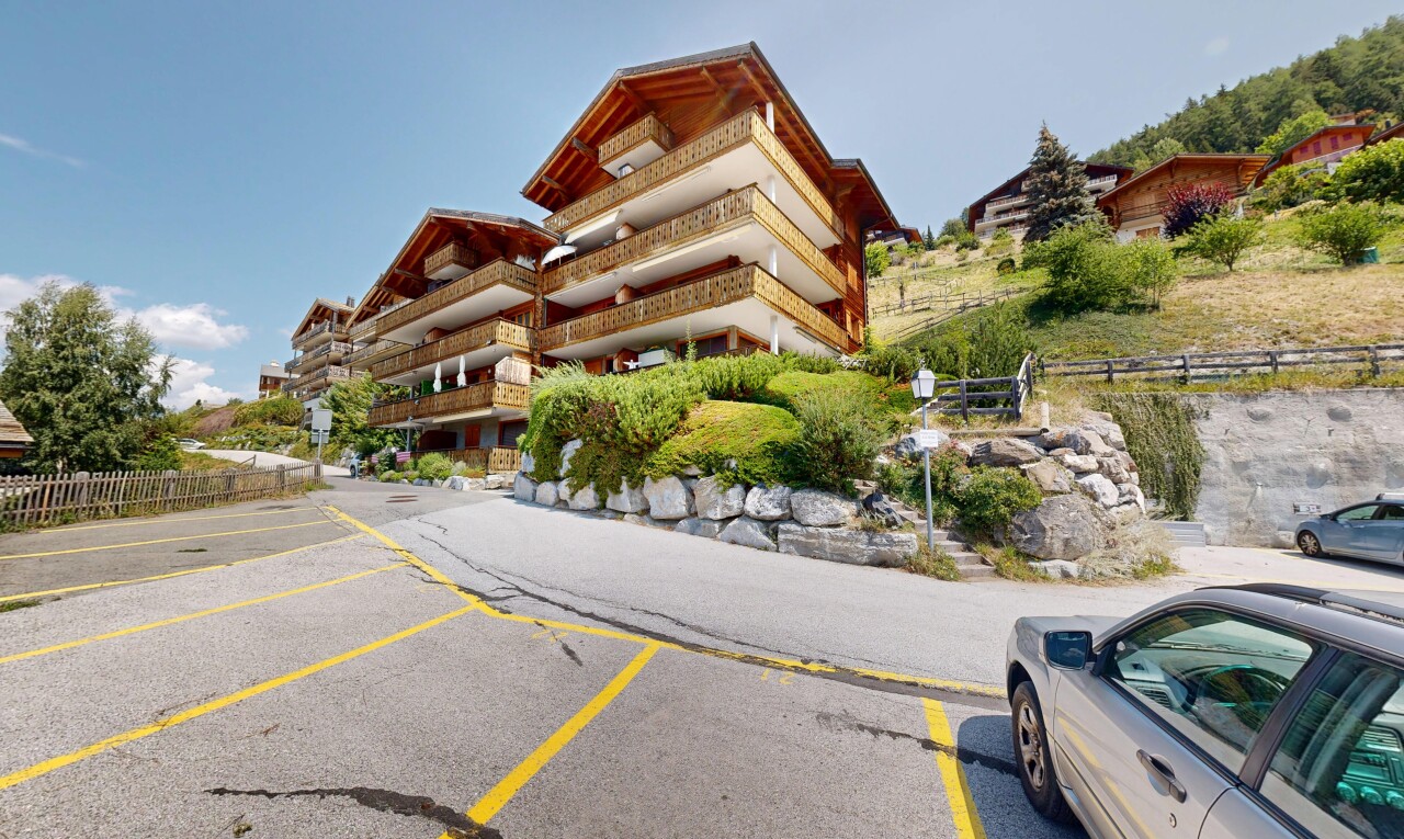 extérieur du bâtiment avec clôture, parking, et day time