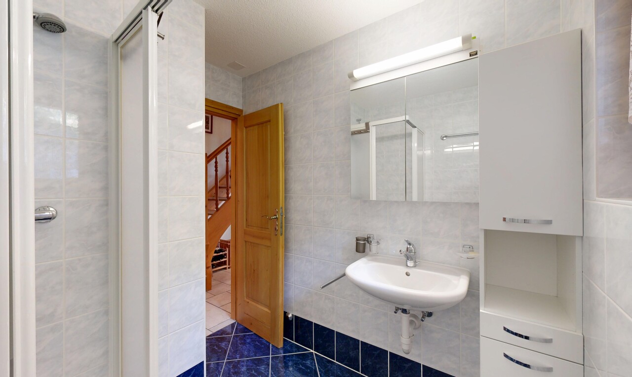 salle de bains avec tile wall, mur en carrelage, miroir, salle de bain complète, et tile floor