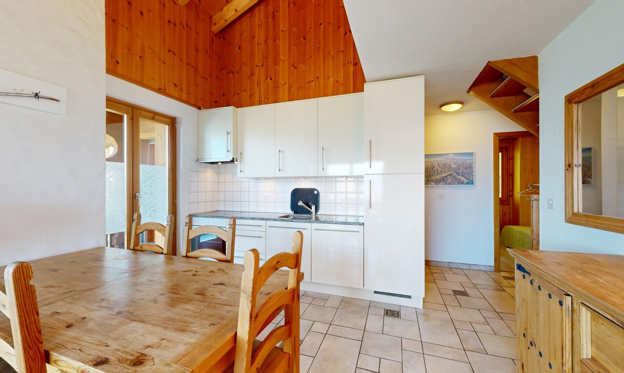 cuisine avec drywall, cloison sèche, light floor, backsplash, et dosseret