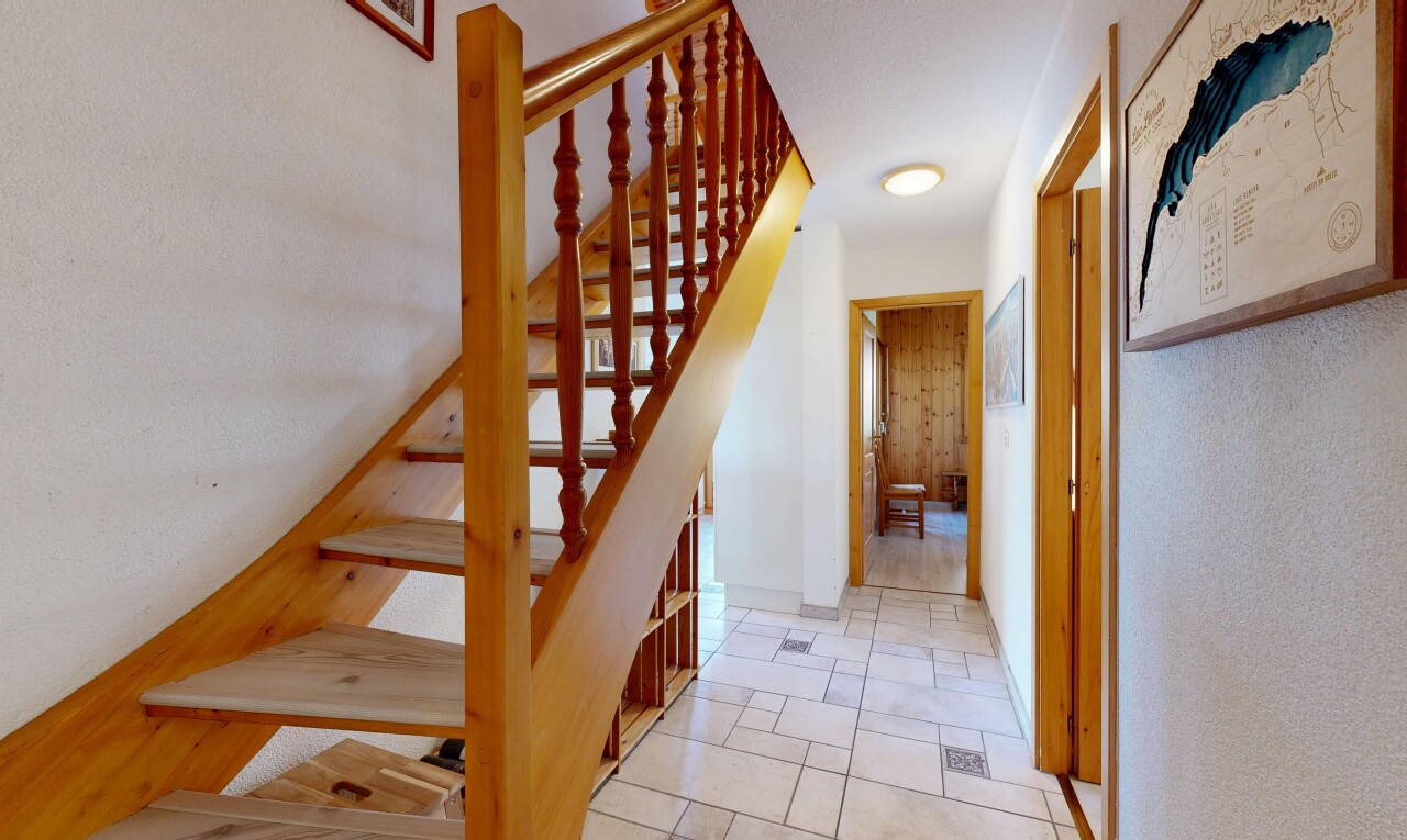 escaliers avec wood finish stairs, escaliers, inside property, baseboards wall, et plinthes murales