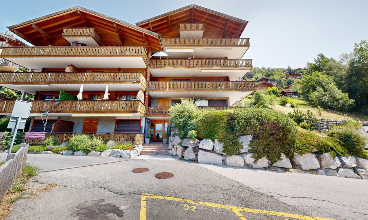 extérieur du bâtiment avec day time, vue sur le complexe d'appartements, et apartment complex view