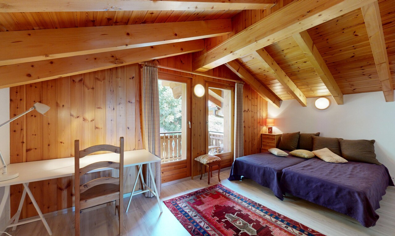 chambre avec vaulted ceiling, plafond voûté, beamed ceiling, plafond à poutres, et cathedral ceiling