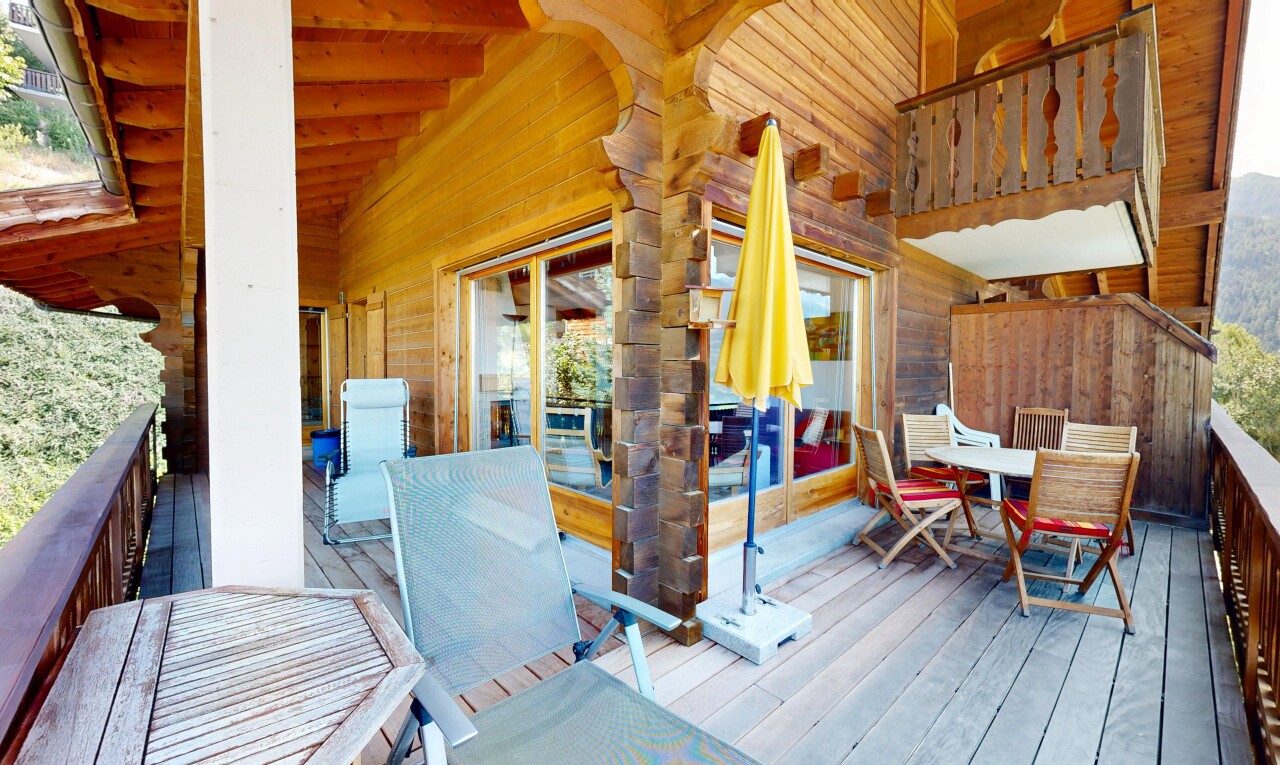 terrasse avec coin repas extérieur et terrasse