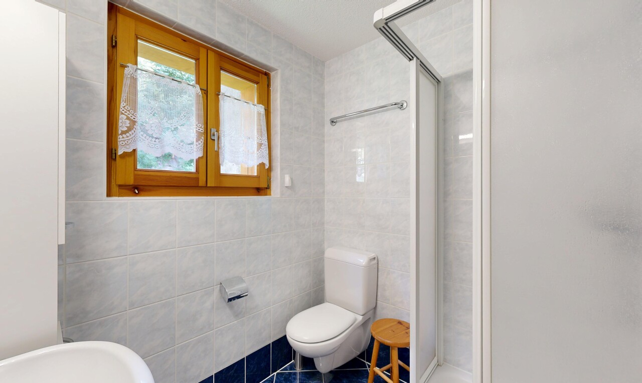 salle de bains avec tile wall, mur en carrelage, salle de bain complète, douche, et toilette