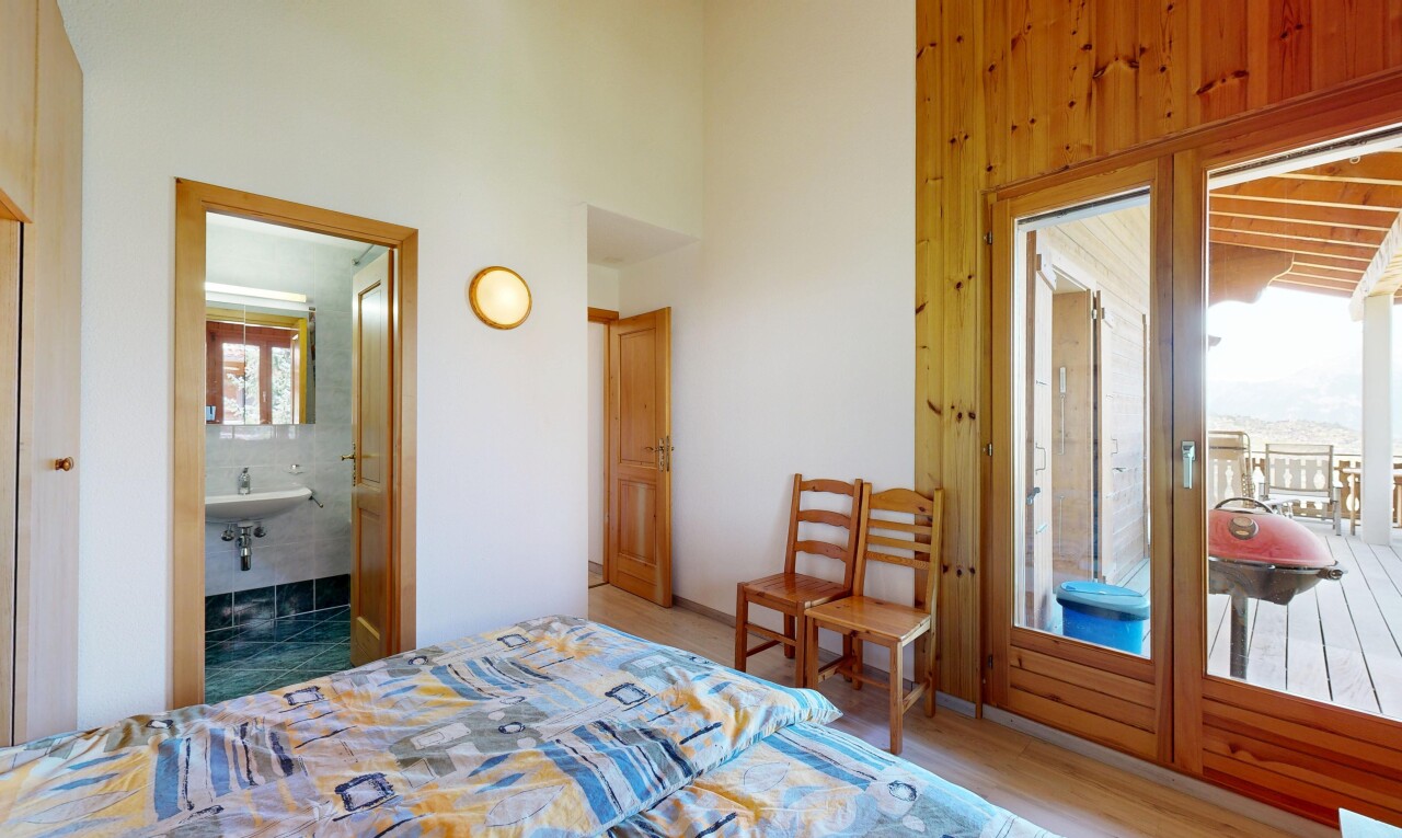 chambre avec drywall, cloison sèche, high ceiling, plafond haut, et wood wall