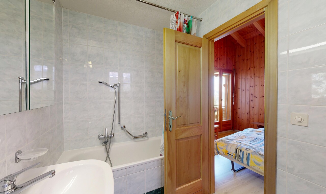 salle de bains avec salle de bain complète, salle de bain attenante, évier, inside property, et tile wall