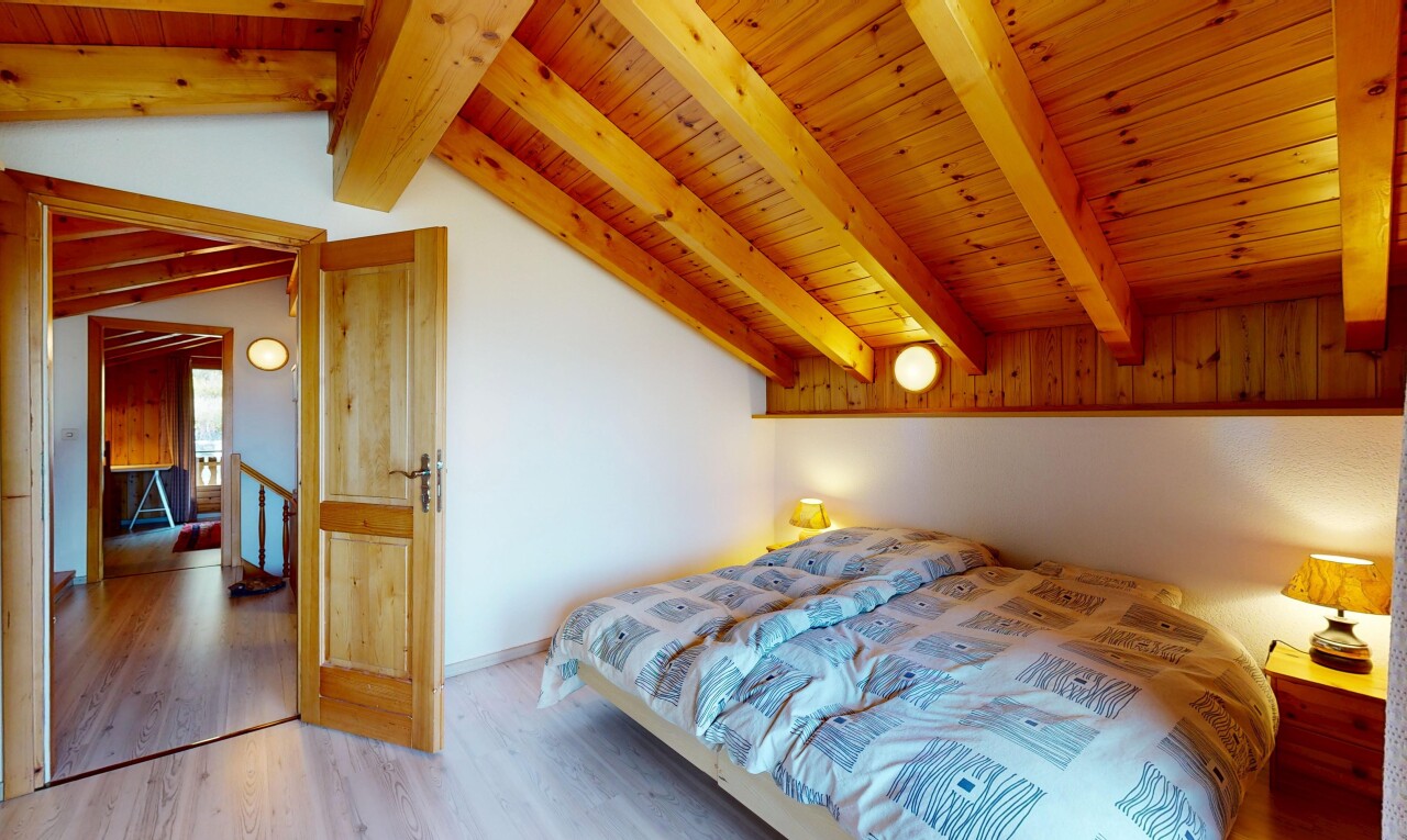 chambre avec vaulted ceiling, plafond voûté, beamed ceiling, plafond à poutres, et drywall