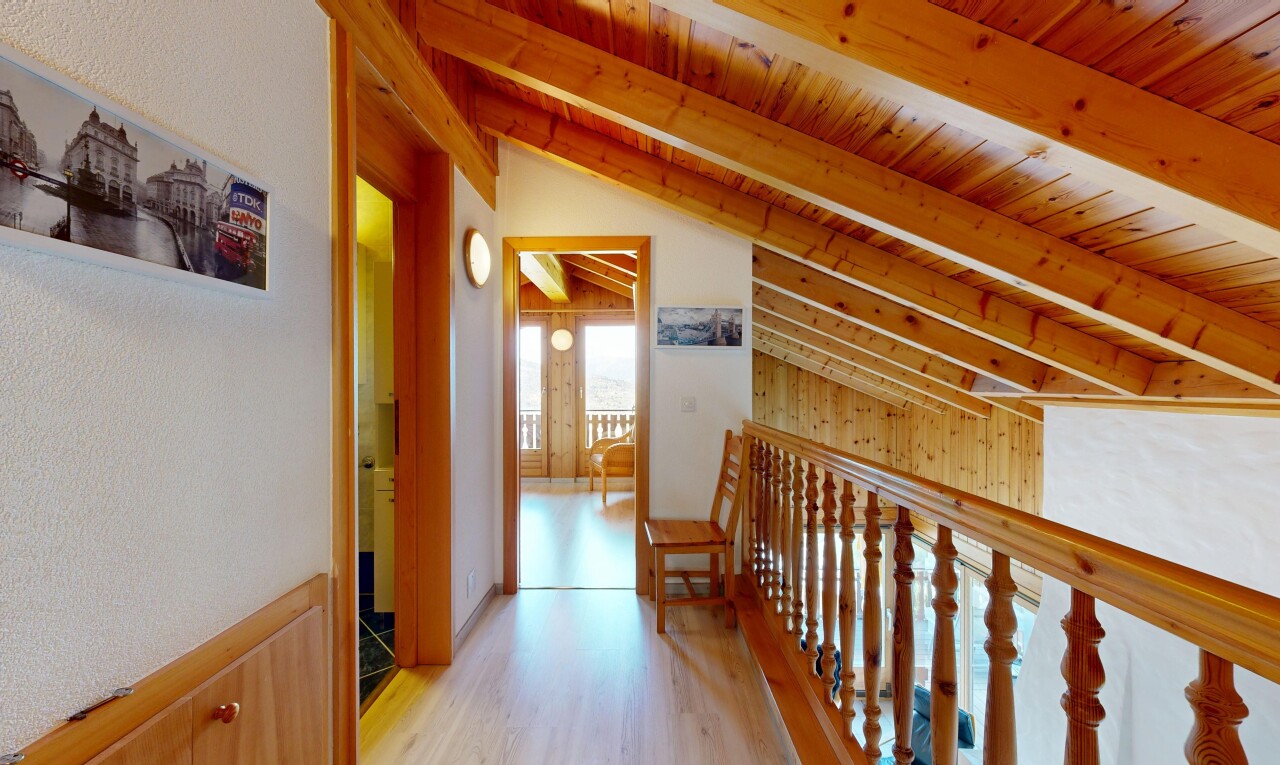 couloir avec vaulted ceiling, plafond voûté, beamed ceiling, plafond à poutres, et high end ceiling