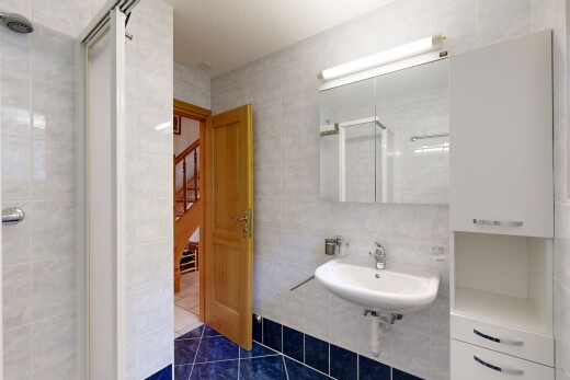 salle de bains avec tile wall, mur en carrelage, miroir, salle de bain complète, et tile floor