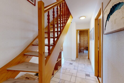 escaliers avec wood finish stairs, escaliers, inside property, baseboards wall, et plinthes murales