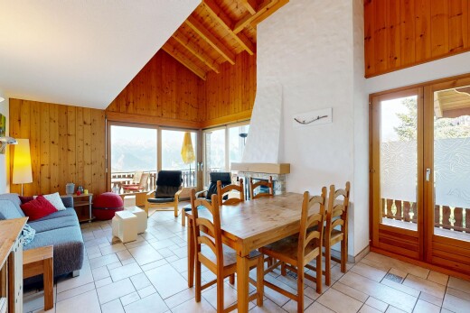 salon / salle à manger avec wood wall, mur en bois, high ceiling, plafond haut, et dated wood wall