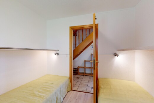 chambre avec drywall, cloison sèche, inside property, et light floor