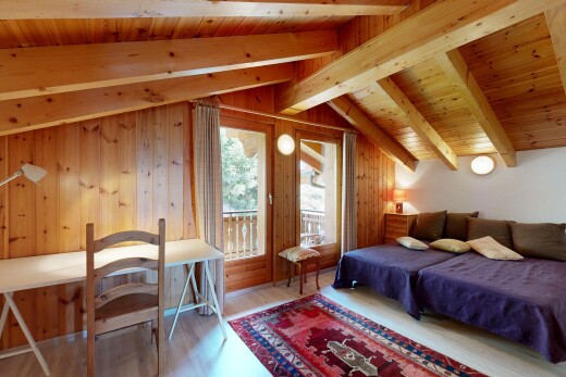 chambre avec vaulted ceiling, plafond voûté, beamed ceiling, plafond à poutres, et cathedral ceiling