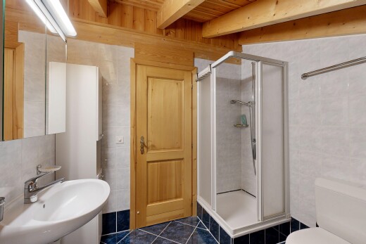salle de bains avec douche, tile wall, mur en carrelage, salle de bain complète, et évier