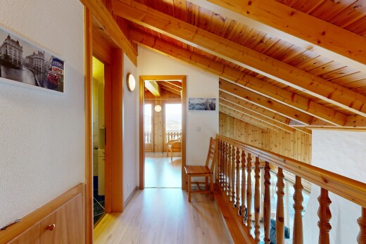 couloir avec vaulted ceiling, plafond voûté, beamed ceiling, plafond à poutres, et high end ceiling