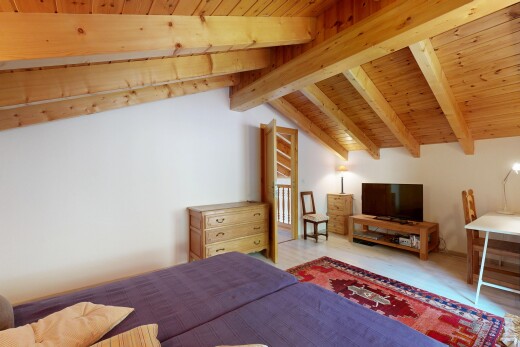 chambre avec vaulted ceiling, plafond voûté, drywall, cloison sèche, et beamed ceiling