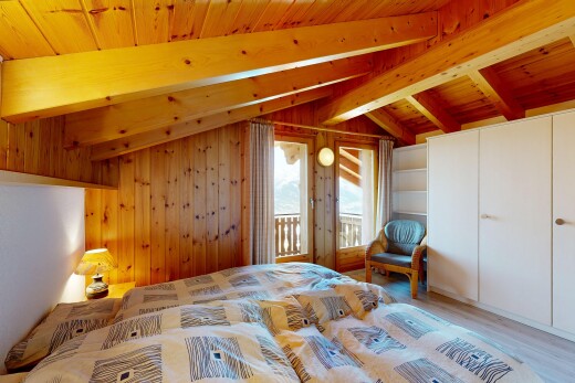 chambre avec vaulted ceiling, plafond voûté, accès à l'extérieur, high end ceiling, et beamed ceiling