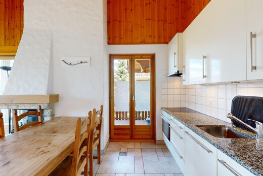 cuisine avec stone countertops, plans de travail en pierre, backsplash, dosseret, et évier