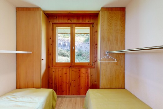 chambre avec inside property, drywall, cloison sèche, wood finish floor, et sol en finition bois