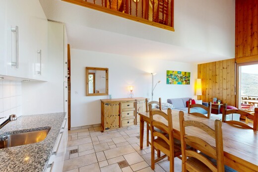 salle à manger avec drywall, cloison sèche, évier, wood wall, et mur en bois