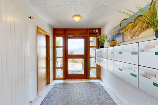 réception / lobby avec textured ceiling, tile floor, zone de boîtes aux lettres, et inside community