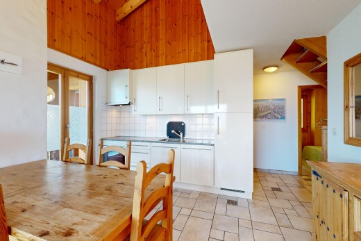 cuisine avec drywall, cloison sèche, light floor, backsplash, et dosseret