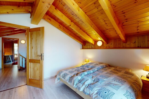 chambre avec vaulted ceiling, plafond voûté, beamed ceiling, plafond à poutres, et drywall