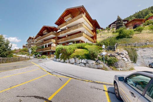 extérieur du bâtiment avec clôture, parking, et day time