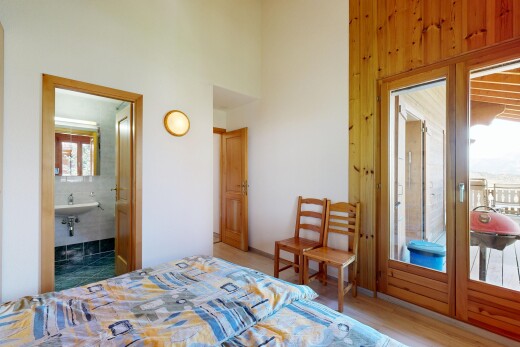 chambre avec drywall, cloison sèche, high ceiling, plafond haut, et wood wall