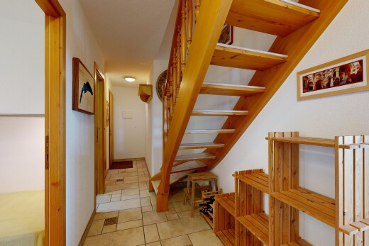 escaliers avec drywall, cloison sèche, inside property, escaliers, et baseboards wall