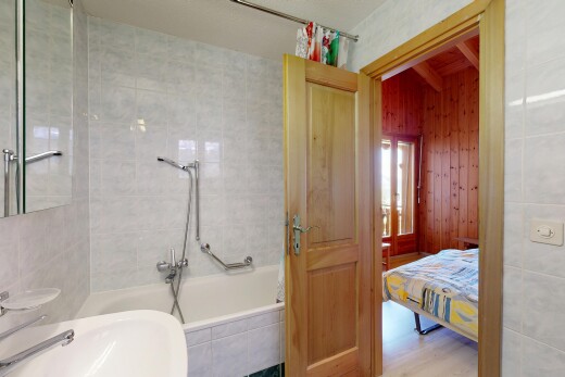 salle de bains avec salle de bain complète, salle de bain attenante, évier, inside property, et tile wall