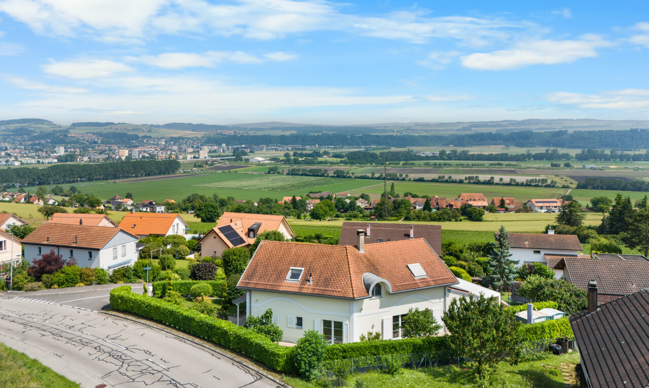 façade avec day time, vue rurale, rural view, et property visible
