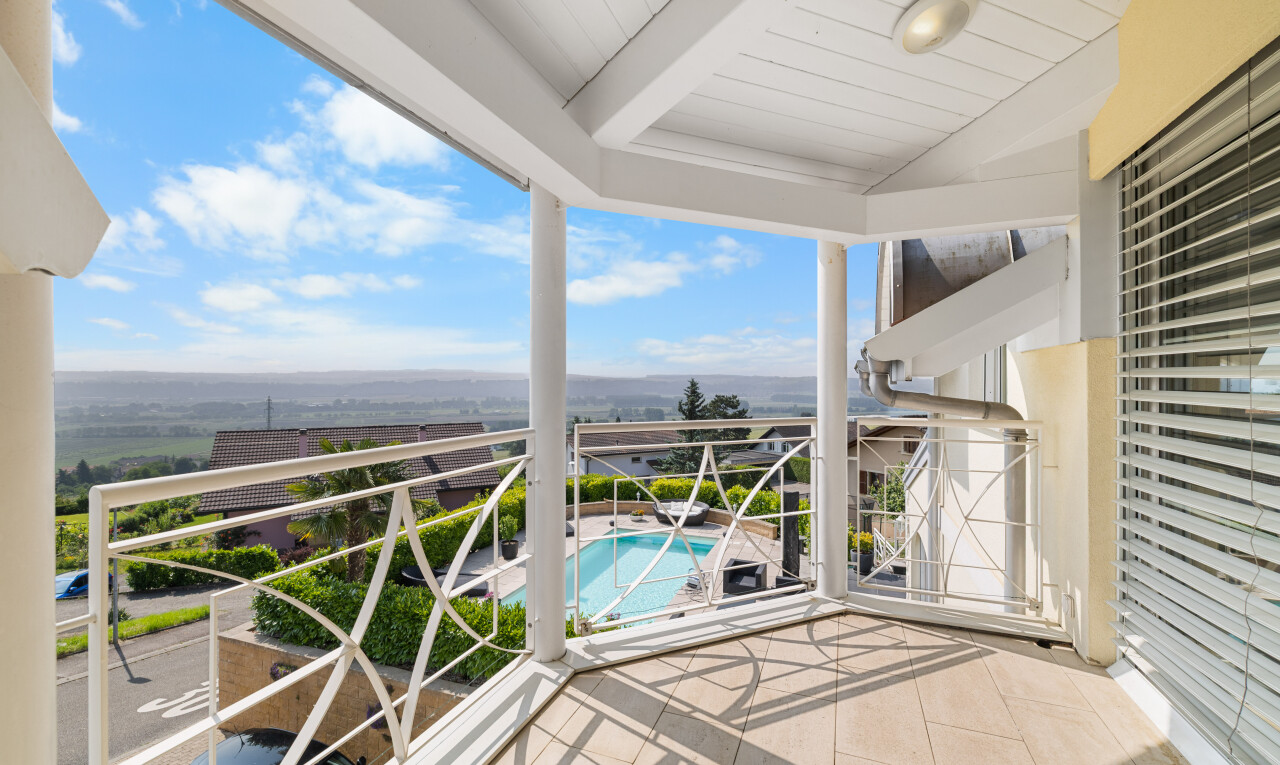 balcon avec pool view, vue sur la piscine, balcon, from property, et day time