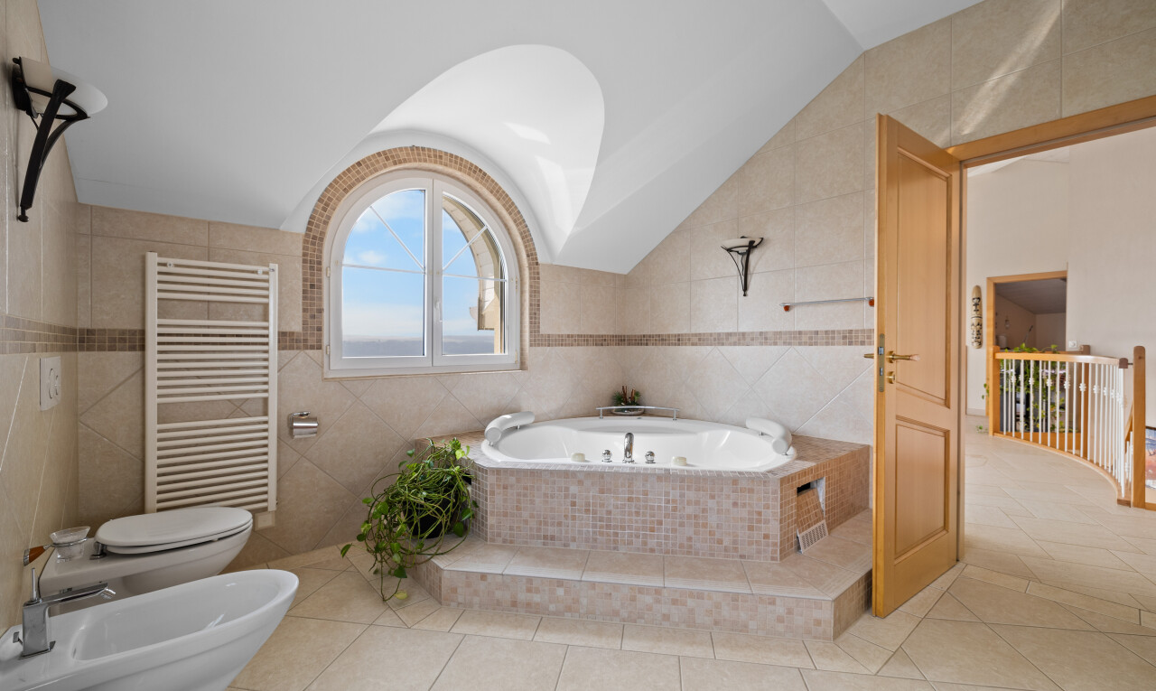 salle de bains avec radiateur, sol en carrelage, tile floor, day time, et mur en carrelage